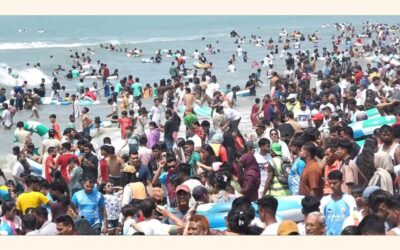 コックスバザールのビーチはイードの祝祭客で賑わう