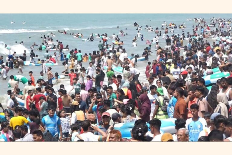 コックスバザールのビーチはイードの祝祭客で賑わう