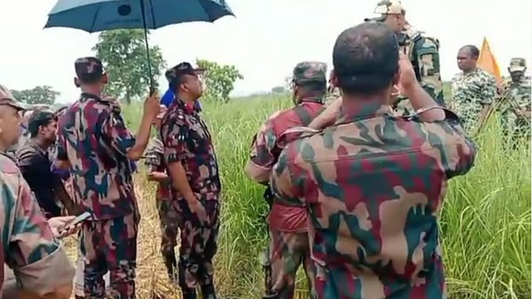 国境警備隊（BSF）が女性と子供を銃で脅してバングラデシュへ強制的に連れ去る