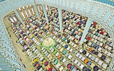イスラム教徒の信者たちは、イード・アル＝アドハーの5つの集会のうちの1つに集まった。