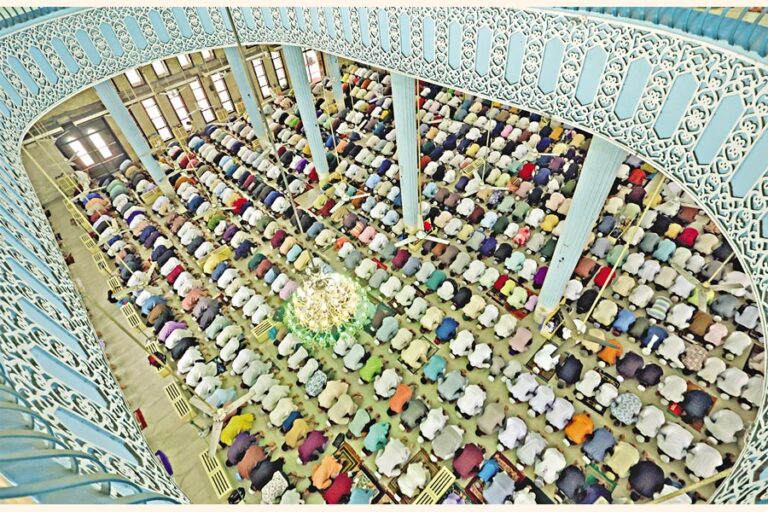 イスラム教徒の信者たちは、イード・アル＝アドハーの5つの集会のうちの1つに集まった。