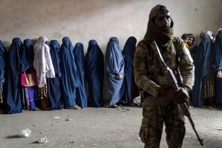 国連はアフガニスタンのタリバンに対し、服装規定を理由とした女性の逮捕をやめるよう要請した。