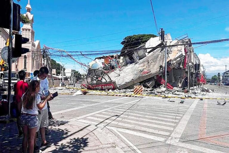 フィリピン沖で発生した大規模地震で32人が死亡、12人が依然として行方不明