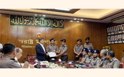 優れた功績を称えられ、15人の警察官が表彰される