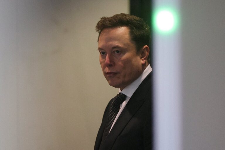 イーロン・マスク氏が史上初の兆万長者となり、スペースXは記録的なIPOで時価総額2兆ドルを突破した。