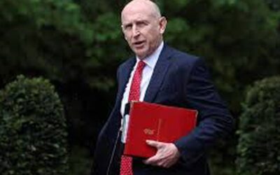 英国国防相が辞任