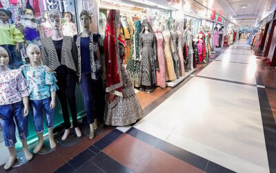 ショッピングモールや市場は午後7時まで営業を続ける