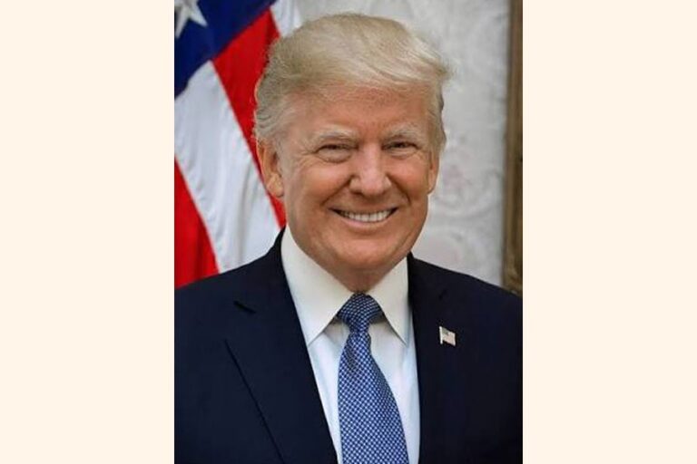 トランプ氏、ホワイトハウスでケージファイトを行い80歳の誕生日を迎える