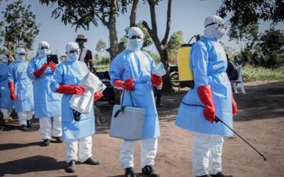 コンゴの難民キャンプでは、医療従事者たちがエボラ出血熱の封じ込めに苦戦する一方、不信感も高まっている。