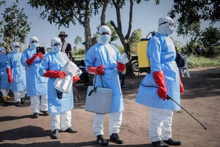 コンゴの難民キャンプでは、医療従事者たちがエボラ出血熱の封じ込めに苦戦する一方、不信感も高まっている。