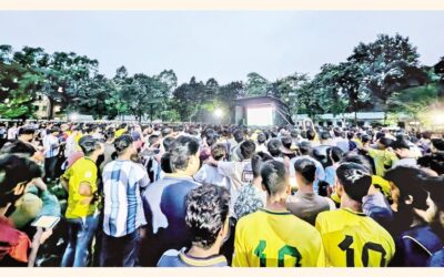 巨大スクリーンで行われるワールドカップの祭典が、街のファンを一つに結びつける