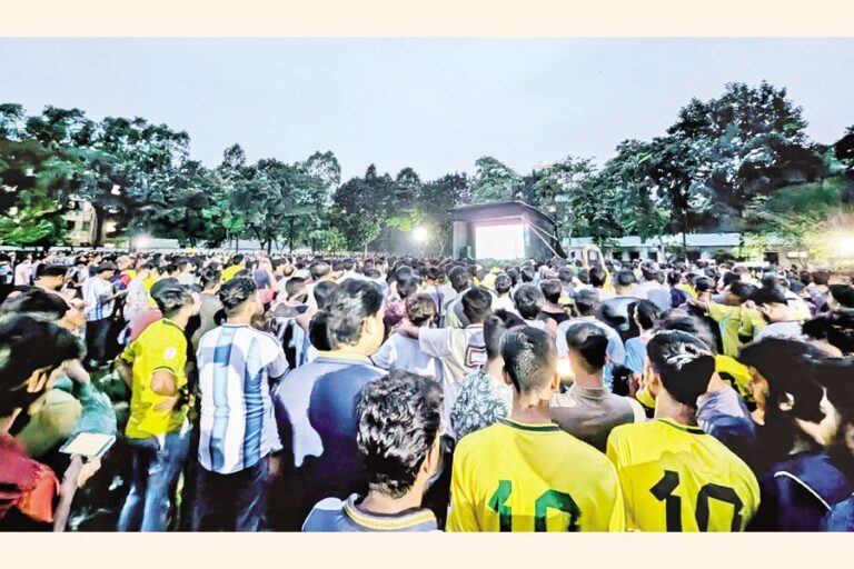 巨大スクリーンで行われるワールドカップの祭典が、街のファンを一つに結びつける