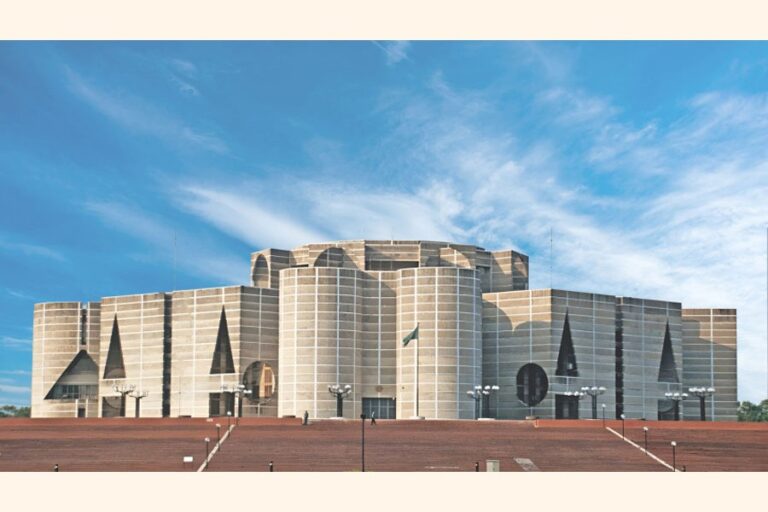 女性議員の服装に関する発言を巡り、議会で緊張が高まる