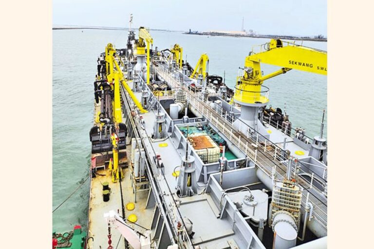 マタルバリ深海港水路で維持浚渫作業が開始される