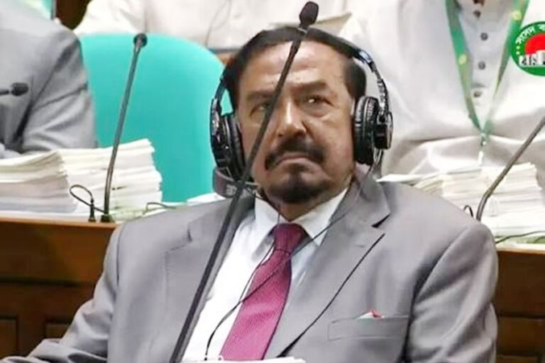 議員らがオーブンや洗濯機を要求している件について議論が交わされる中、議長は自制を促した。
