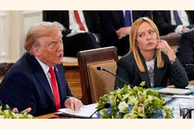トランプ氏がメローニ氏が写真撮影を「懇願した」と発言したことを受け、イタリアで怒りの声が上がっている。