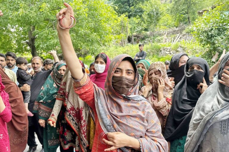 パキスタン支配下のカシミール地方で抗議デモが発生し、24人が死亡、封鎖の危機に直面