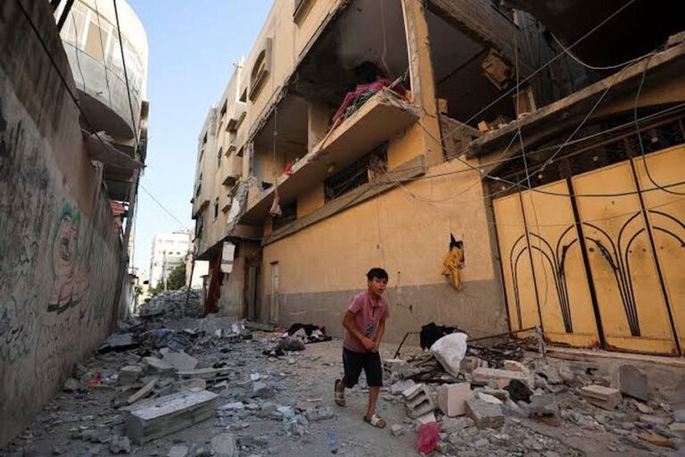 イスラエル軍の攻撃でガザ地区で子供2人を含む9人が死亡、ジャーナリストが発表