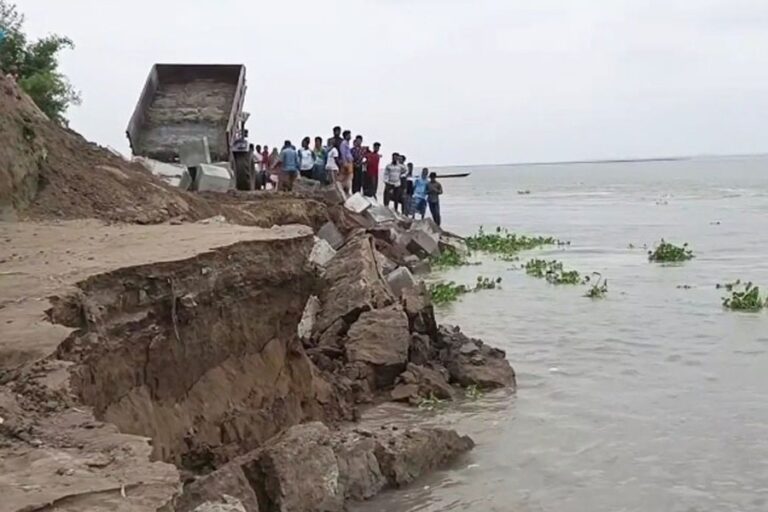 サガタでダムの一部が崩壊し、住民は浸食を懸念している。
