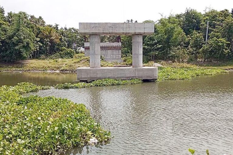ナライルの2つの橋の工事遅延が住民の不満を引き起こしている