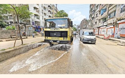 ダッカ南市公社の給水車が水を散布する