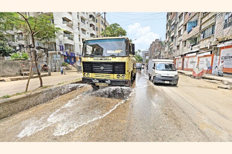 ダッカ南市公社の給水車が水を散布する