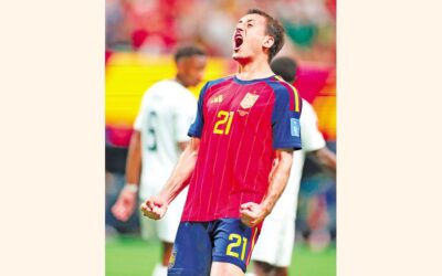 スペインのミケル・オヤルサバルがゴールを決めて喜ぶ