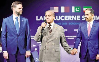 パキスタンのシェバズ・シャリフ首相（中央）が、米国のJD・ヴァンス副大統領（左）の隣で演説している。
