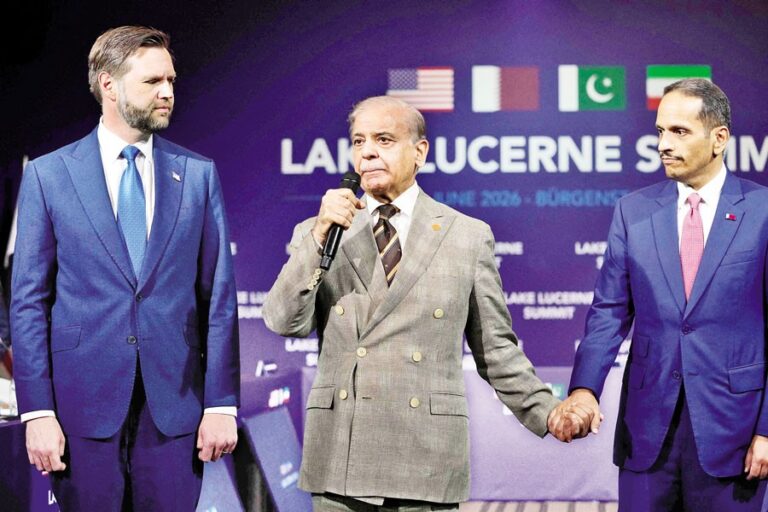 パキスタンのシェバズ・シャリフ首相（中央）が、米国のJD・ヴァンス副大統領（左）の隣で演説している。