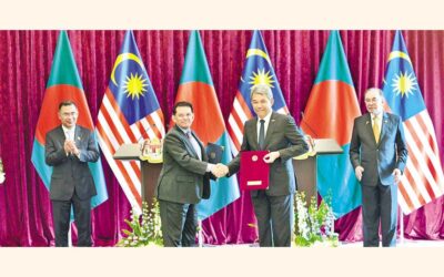 バングラデシュとマレーシアの外務大臣が協定書に署名後、文書を交換する。
