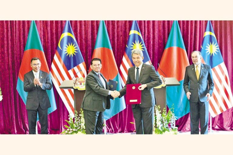 バングラデシュとマレーシアの外務大臣が協定書に署名後、文書を交換する。