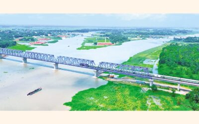 パドマ川に架かる鉄道は、強固な洪水耐性を備えて建設されている。