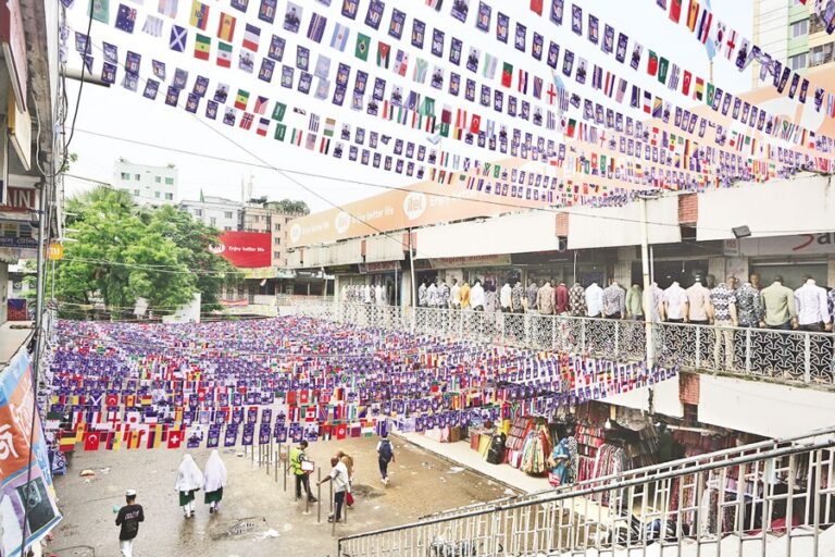 ワールドカップ熱が街を国旗の祭典へと変える