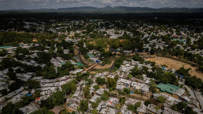 UNHCRと人道支援パートナーは、バングラデシュにいるロヒンギャ難民を忘れないよう世界に呼びかけた。