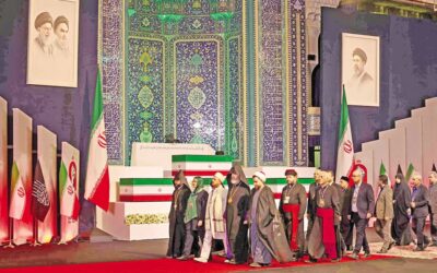 イランの最高指導者アリー・ハメネイ師の棺の前を、地元および外国の当局者が歩いて通り過ぎる。