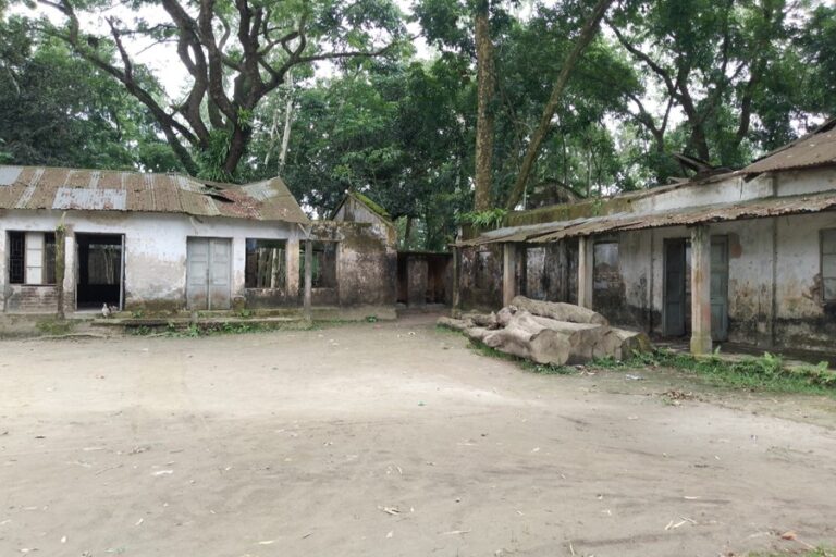 教室不足によりガイバンダ小学校の教育が阻害されている