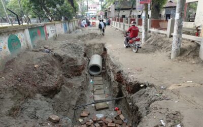 マニクガンジの道路が長期間掘り返されたままで、地元住民は苦境に立たされている。
