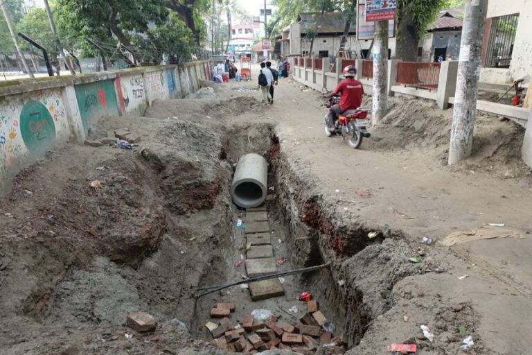 マニクガンジの道路が長期間掘り返されたままで、地元住民は苦境に立たされている。