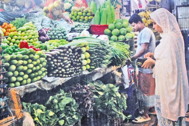 野菜を購入する女性
