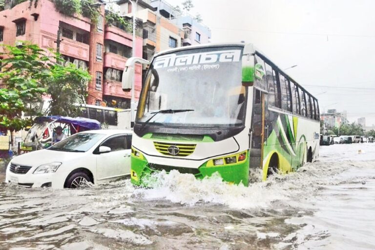 金曜朝からの降り続く雨により、首都の複数の地域で冠水が発生している。