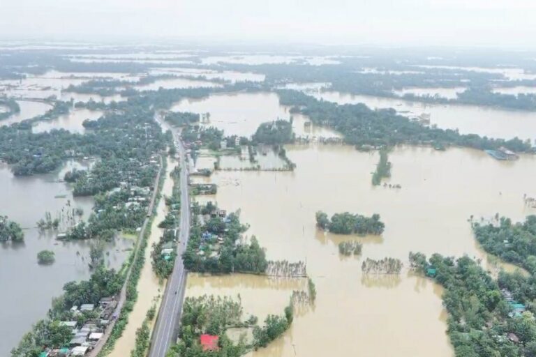 雨による洪水がコックスバザール全域で猛威を振るい、30万人が被災