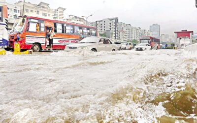 車両は膝まで浸かる雨水の中を進まなければならなかった。