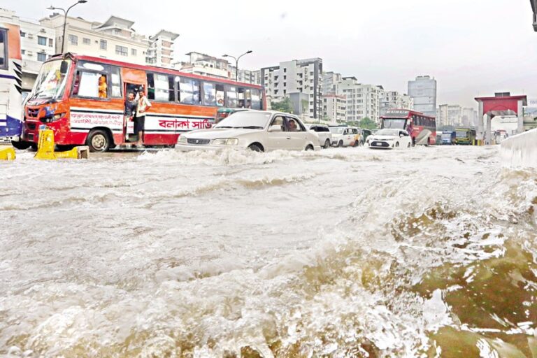 車両は膝まで浸かる雨水の中を進まなければならなかった。