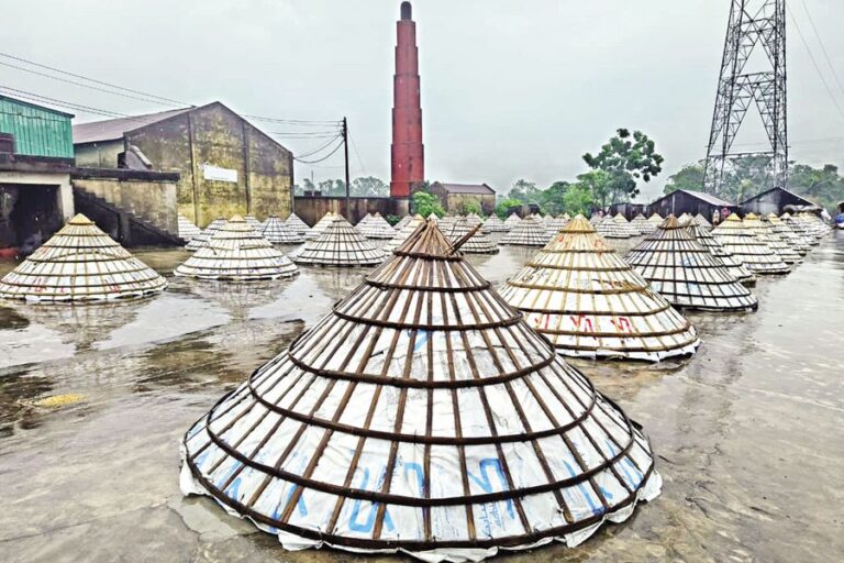 洪水と土砂崩れで54人が死亡、災害は北へ拡大