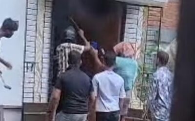 外国人居住者の自宅が襲撃される。襲撃者の中にはヘルメットとマスクを着用していた者もいた。