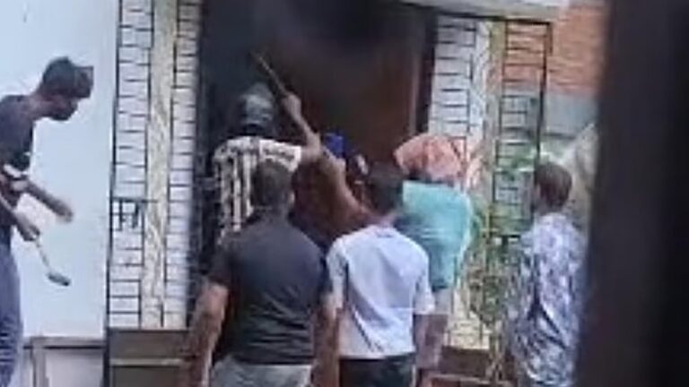外国人居住者の自宅が襲撃される。襲撃者の中にはヘルメットとマスクを着用していた者もいた。