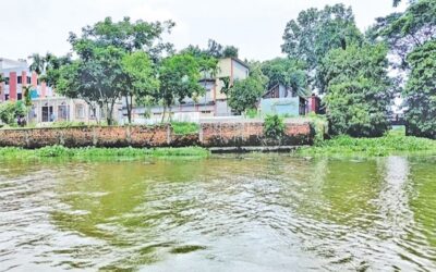 降雨により橋への進入路が陥没