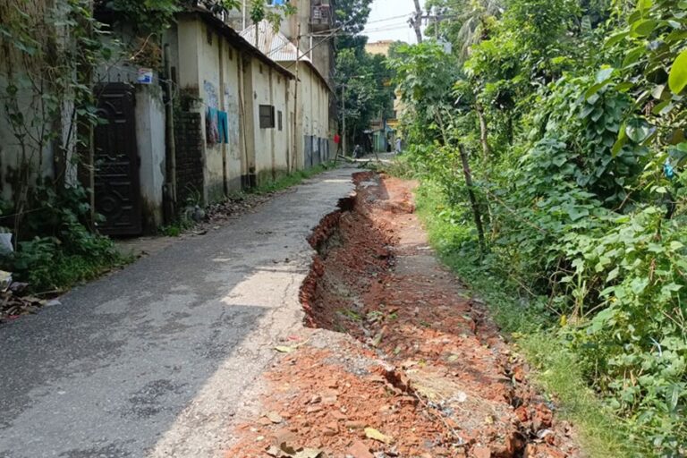 マニクガンジの道路が崩落し、通信が遮断される