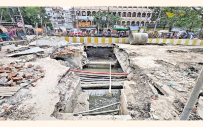 オールドダッカのドーライカル地区の主要道路が崩落