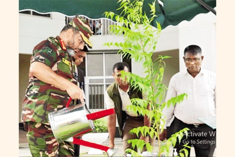 陸軍司令官が植樹式を執り行う